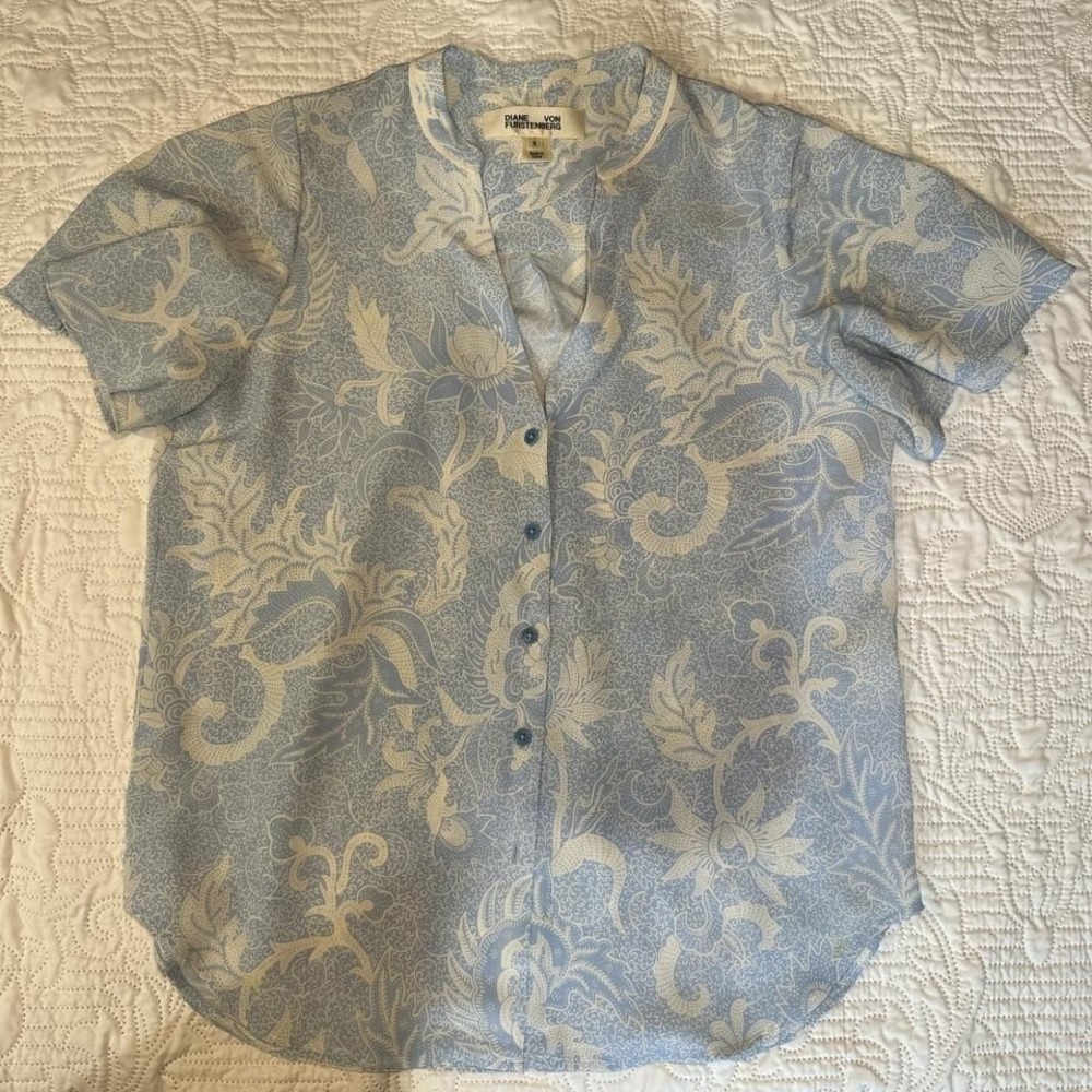 Diane von Furstenberg silk sky blue flowy floral blouse with button up 8 M/L - Picture 7 of 7